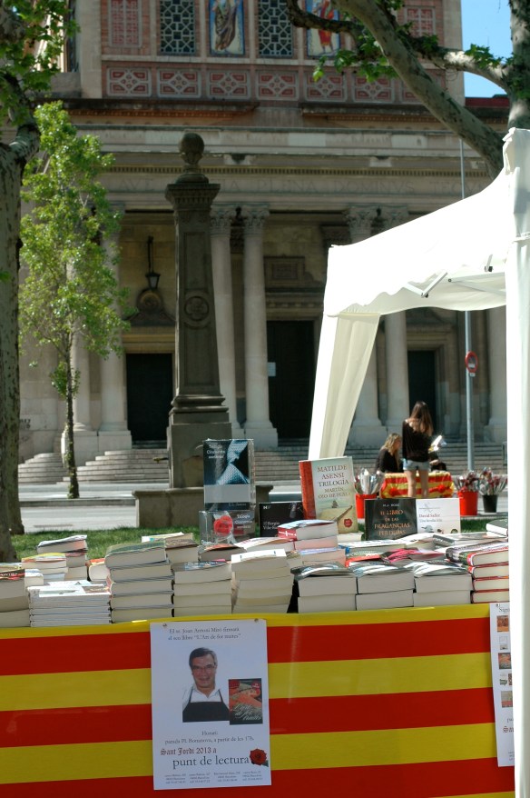 book stands on plaza Bonanova
